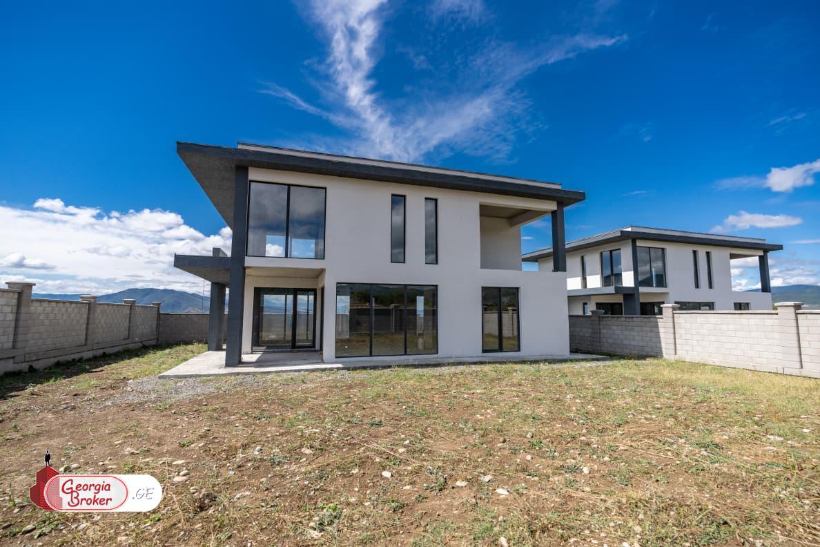 იყიდება ახალი გარემონტებული 5 ოთახიანი სახლი